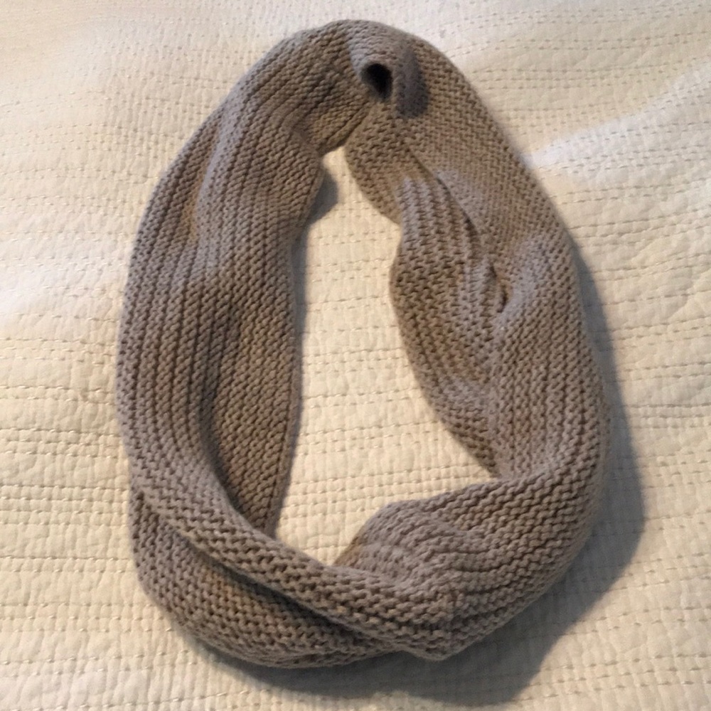 Chunky knitted infinity scarf